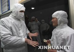 者正在参不雅采访天洋食物厂车间前接管卫生查